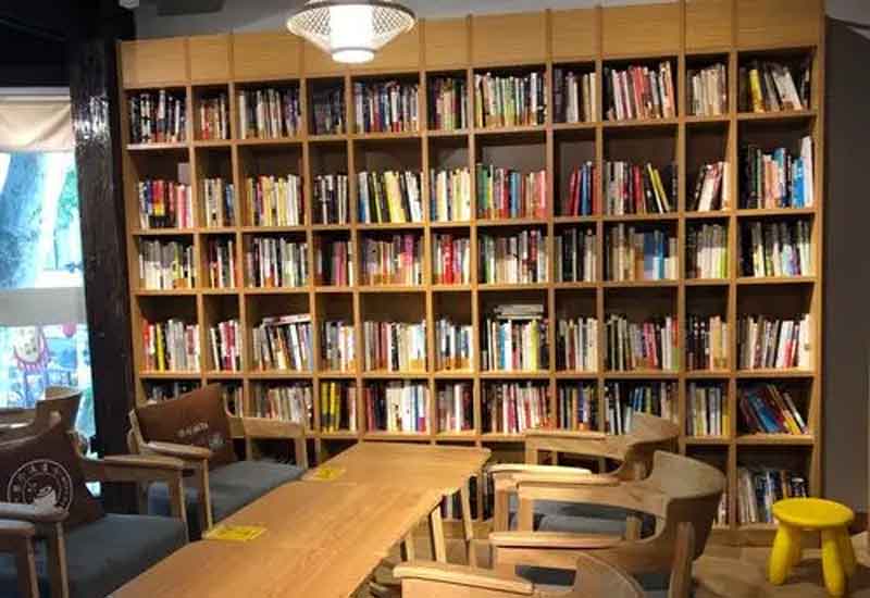 　　在快節(jié)奏的現(xiàn)代生活中，書店不僅是售賣書籍的場所，更是人們心靈棲息的港灣。對于鄭州的書店而言，如何通過裝修設(shè)計營造濃郁的書香氛圍，打造舒適宜人的閱讀區(qū)，成為吸引讀者、提升競爭力的關(guān)鍵。接下來，就從多個維度為你解析鄭州書店?duì)I造書香氛圍與舒適閱讀區(qū)的設(shè)計方案。  　　1、整體布局規(guī)劃：打造流暢閱讀動線  　　合理的整體布局是營造良好閱讀體驗(yàn)的基礎(chǔ)。鄭州書店在設(shè)計時，可采用開放式與半開放式相結(jié)合的布局。將暢銷書、熱門書籍放置在入口顯眼位置，吸引讀者目光;按照文學(xué)、社科、兒童等不同類別劃分書籍陳列區(qū)域，每個區(qū)域設(shè)置清晰的指示牌。同時，在各個區(qū)域間留出寬敞的通道，避免擁擠雜亂，形成流暢的閱讀動線。此外，可設(shè)置獨(dú)立的文創(chuàng)產(chǎn)品區(qū)、咖啡休閑區(qū)，與書籍陳列區(qū)相互呼應(yīng)，既豐富書店業(yè)態(tài)，又能引導(dǎo)讀者自然穿梭于不同空間，延長停留時間。  　　2、色彩與燈光設(shè)計：烘托靜謐書香氛圍  　　色彩和燈光對書店氛圍的營造起著至關(guān)重要的作用。在色彩選擇上，應(yīng)以沉穩(wěn)、寧靜的色調(diào)為主，墻面可選用米白色、淺灰色等淡雅色彩，搭配木質(zhì)書架的暖棕色，營造出溫馨而不失莊重的氛圍。燈光設(shè)計則需兼顧功能性與氛圍營造，采用柔和的暖光作為基礎(chǔ)照明，均勻照亮整個書店空間;在書架區(qū)域設(shè)置局部射燈，突出書籍陳列，方便讀者查找;閱讀區(qū)的燈光要更加柔和，可使用臺燈、落地?zé)舻?，避免?qiáng)光直射，為讀者打造靜謐舒適的閱讀環(huán)境，讓讀者沉浸在書香之中。  　　3、閱讀區(qū)細(xì)節(jié)設(shè)計：提升舒適閱讀體驗(yàn)  　　舒適的閱讀區(qū)是書店留住讀者的核心。閱讀區(qū)的座椅選擇至關(guān)重要，應(yīng)采用符合人體工程學(xué)的沙發(fā)、靠椅，搭配柔軟的坐墊和靠枕，確保讀者長時間閱讀不易產(chǎn)生疲勞感。閱讀桌椅的高度要合理搭配，桌面寬敞，方便讀者放置書籍和飲品。同時，在閱讀區(qū)設(shè)置充足的電源插座和 USB 接口，滿足讀者電子設(shè)備充電需求。此外，閱讀區(qū)的隔音設(shè)計也不容忽視，可采用吸音材料裝飾墻面和天花板，減少外界噪音干擾，為讀者提供安靜的閱讀空間。  　　4、文化元素融入：強(qiáng)化書店獨(dú)特氣質(zhì)  　　融入豐富的文化元素能讓書店更具辨識度和吸引力。鄭州有著深厚的歷史文化底蘊(yùn)，書店可將本地文化特色融入裝修設(shè)計中。例如，在墻面裝飾上展示鄭州的歷史建筑、文化名人等圖片或繪畫;設(shè)置本土文化書籍專區(qū)，陳列與鄭州相關(guān)的歷史、民俗、藝術(shù)等書籍;還可定期舉辦與鄭州文化相關(guān)的講座、讀書分享會等活動，讓書店成為傳播本土文化的平臺。此外，通過擺放藝術(shù)擺件、懸掛書法作品等方式，提升書店的文化品味，強(qiáng)化其獨(dú)特氣質(zhì)，讓讀者在閱讀之余，也能感受到文化的熏陶。  　　鄭州書店通過科學(xué)的整體布局規(guī)劃、巧妙的色彩燈光設(shè)計、貼心的閱讀區(qū)細(xì)節(jié)處理以及豐富的文化元素融入，能夠成功營造出濃厚的書香氛圍與舒適的閱讀區(qū)。這樣的設(shè)計不僅能滿足讀者對高品質(zhì)閱讀環(huán)境的需求，還能讓書店成為城市文化的重要載體，吸引更多讀者走進(jìn)書店，享受閱讀的樂趣，為鄭州的文化建設(shè)與發(fā)展貢獻(xiàn)力量。